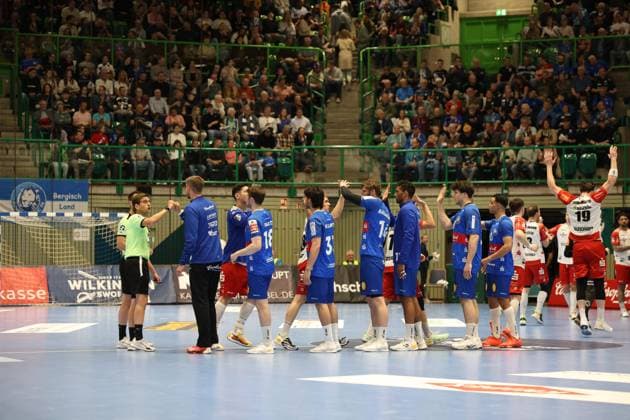 v l both teams before the start of the match Bergischer HC 06 vs HBW Balingen Weilstetten, handball, 2 HBL, season 2024 2025, 23 04 2025 Bergischer HC 06 vs HBW Balingen Weilstetten, handball, 2 HBL, season 2024 2025, 23 04 2025 Wuppertal Copyright: xEibner-Pressefoto ThomasxStoeckex EP_TSR