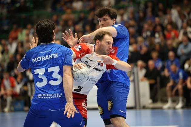 v l Eloy Morante Maldonado Bergischer HC 33 , Tobias Heinzelmann HBW Balingen Weilstetten 28 , Aron Seesing Bergischer HC 49 Bergischer HC 06 vs HBW Balingen Weilstetten, Handball, 2 HBL, Season 2024 2025, 23 04 2025 Bergischer HC 06 vs HBW Balingen Weilstetten, Handball, 2 HBL, Season 2024 2025, 23 04 2025 Wuppertal Copyright: xEibner-Pressefoto ThomasxStoeckex EP_TSR