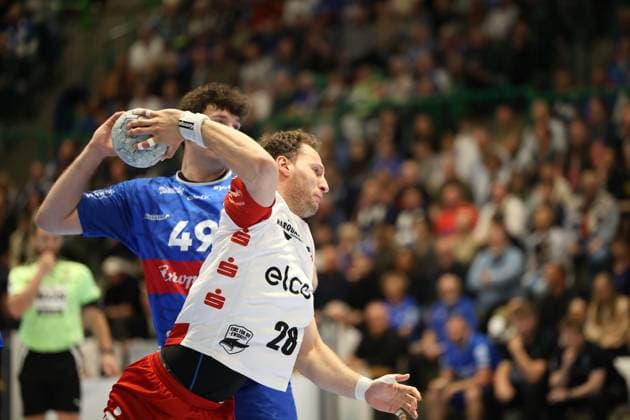 v l Tobias Heinzelmann HBW Balingen Weilstetten 28 , Aron Seesing Bergischer HC 49 Bergischer HC 06 vs HBW Balingen Weilstetten, Handball, 2 HBL, Season 2024 2025, 23 04 2025 Bergischer HC 06 vs HBW Balingen Weilstetten, Handball, 2 HBL, Season 2024 2025, 23 04 2025 Wuppertal Copyright: xEibner-Pressefoto ThomasxStoeckex EP_TSR