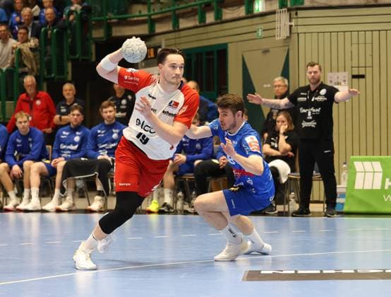 from l Robert Timmermeister HBW Balingen Weilstetten 19 , Yannick Fraatz Bergischer HC 18 , in the background Arnor por Gunnarsson Bergischer HC coach Bergischer HC 06 vs HBW Balingen Weilstetten, handball, 2 HBL, season 2024 2025, 23 04 2025 Bergischer HC 06 vs HBW Balingen Weilstetten, handball, 2 HBL, season 2024 2025, 23 04 2025 Wuppertal Copyright: xEibner-Pressefoto ThomasxStoeckex EP_TSR