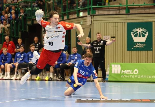 from l Robert Timmermeister HBW Balingen Weilstetten 19 , Yannick Fraatz Bergischer HC 18 , in the background Arnor por Gunnarsson Bergischer HC coach Bergischer HC 06 vs HBW Balingen Weilstetten, handball, 2 HBL, season 2024 2025, 23 04 2025 Bergischer HC 06 vs HBW Balingen Weilstetten, handball, 2 HBL, season 2024 2025, 23 04 2025 Wuppertal Copyright: xEibner-Pressefoto ThomasxStoeckex EP_TSR