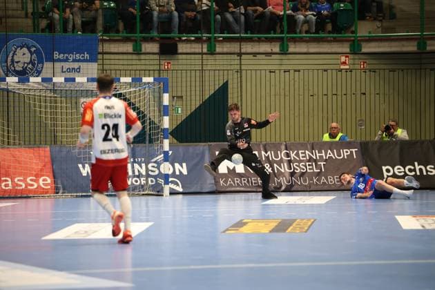f l Elias Fuegel HBW Balingen Weilstetten 24 , Mateusz Kornecki HBW Balingen Weilstetten 01 , Yannick Fraatz Bergischer HC 18 Bergischer HC 06 vs HBW Balingen Weilstetten, Handball, 2 HBL, Season 2024 2025, 23 04 2025 Bergischer HC 06 vs HBW Balingen Weilstetten, Handball, 2 HBL, Season 2024 2025, 23 04 2025 Wuppertal Copyright: xEibner-Pressefoto ThomasxStoeckex EP_TSR