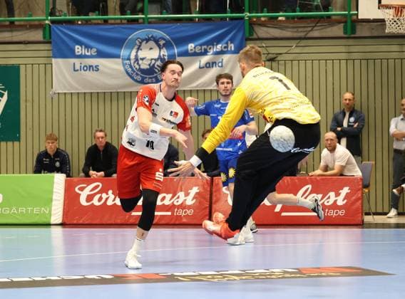 f l Robert Timmermeister HBW Balingen Weilstetten 19 , Christopher Rudeck Bergischer HC 01 Bergischer HC 06 vs HBW Balingen Weilstetten, Handball, 2 HBL, Season 2024 2025, 23 04 2025 Bergischer HC 06 vs HBW Balingen Weilstetten, Handball, 2 HBL, Season 2024 2025, 23 04 2025 Wuppertal Copyright: xEibner-Pressefoto ThomasxStoeckex EP_TSR