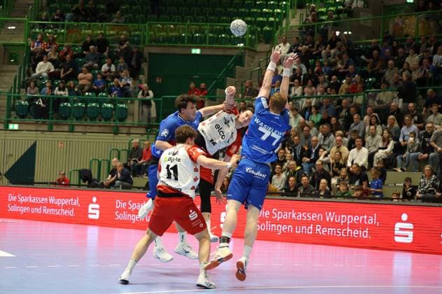 f l Bennet Strobel HBW Balingen Weilstetten 11 , Robert Timmermeister HBW Balingen Weilstetten 19 , Johannes Wasielewski Bergischer HC 77 Bergischer HC 06 vs HBW Balingen Weilstetten, Handball, 2 HBL, Season 2024 2025, 23 04 2025 Bergischer HC 06 vs HBW Balingen Weilstetten, Handball, 2 HBL, Season 2024 2025, 23 04 2025 Wuppertal Copyright: xEibner-Pressefoto ThomasxStoeckex EP_TSR