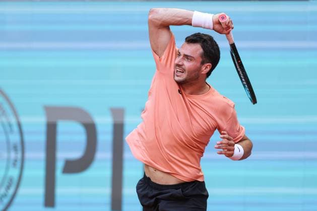 April 23, 2025, Madrid, Madrid, SPAIN: Pedro Martinez of Spain in action against Francisco Comesana of Argentina during the Mutua Madrid Open 2025, ATP, Tennis Herren Masters 1000 and WTA, Tennis Damen 1000, tennis tournament celebrated at Caja Magica on April 23, 2025 in Madrid, Spain. Madrid SPAIN - ZUMAa181 20250423_zaa_a181_258 Copyright: xIrinaxR.xHipolitox