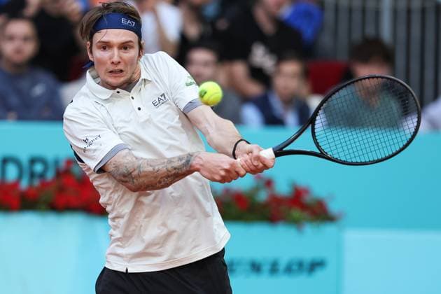 April 23, 2025, Madrid, Madrid, SPAIN: Alexander Bublik of Kazakhstan in action against Alex Michelsen of USA during the Mutua Madrid Open 2025, ATP, Tennis Herren Masters 1000 and WTA, Tennis Damen 1000, tennis tournament celebrated at Caja Magica on April 23, 2025 in Madrid, Spain. Madrid SPAIN - ZUMAa181 20250423_zaa_a181_306 Copyright: xIrinaxR.xHipolitox
