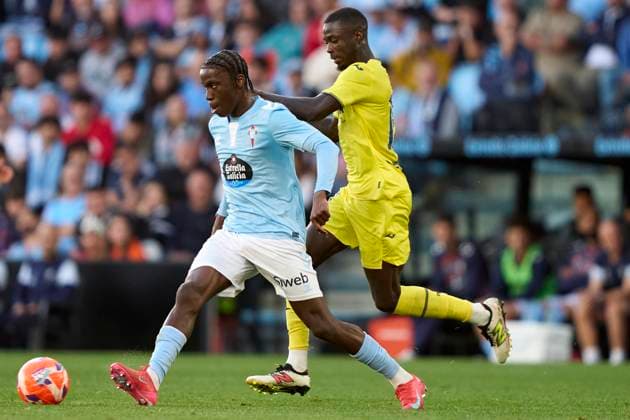 RC Celta de Vigo v Villarreal CF - La Liga EA Sports Nicolas Pepe of Villarreal CF competes for the ball with Ilaix Moriba of RC Celta de Vigo during the La Liga EA Sports match between RC Celta de Vigo and Villarreal CF at Estadio Abanca Balaidos in Vigo, Spain, on April 23, 2025. Vigo Spain  Copyright: xJosexManuelxAlvarezxReyx originalFilename:alvarezrey-rcceltad250423_npdUs.jpg