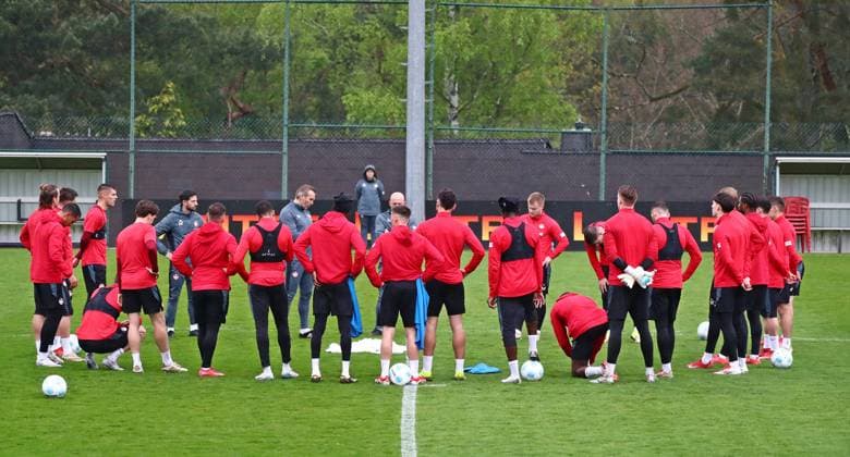 23 04 2025, xmohx, Soccer 2 Bundesliga, 1 FC Kaiserslautern Training v l Coach Torsten Lieberknecht Kaiserslautern gives his speech to the team at his first official session in Kaiserslautern DFL DFB REGULATIONS PROHIBIT ANY USE OF PHOTOGRAPHS as IMAGE SEQUENCES and or QUASI VIDEO Kaiserslautern