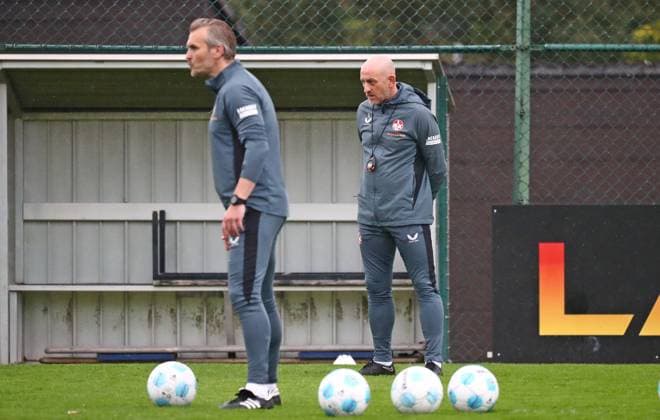 23 04 2025, xmohx, Fußball 2 Bundesliga, 1 FC Kaiserslautern Training v l Co Trainer Carsten Rump und Trainer Torsten Lieberknecht Kaiserslautern DFL DFB REGULATIONS PROHIBIT ANY USE OF PHOTOGRAPHS as IMAGE SEQUENCES and or QUASI VIDEO Kaiserslautern