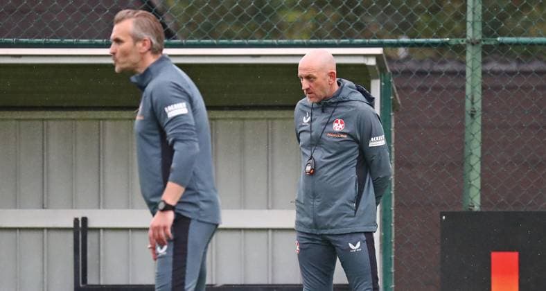 23 04 2025, xmohx, Fußball 2 Bundesliga, 1 FC Kaiserslautern Training v l Co Trainer Carsten Rump und Trainer Torsten Lieberknecht Kaiserslautern DFL DFB REGULATIONS PROHIBIT ANY USE OF PHOTOGRAPHS as IMAGE SEQUENCES and or QUASI VIDEO Kaiserslautern