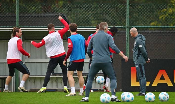 23 04 2025, xmohx, Soccer 2 Bundesliga, 1 FC Kaiserslautern Training v l Coach Torsten Lieberknecht Kaiserslautern at his first session of 1 FC Kaiserslautern watching his team play DFL DFB REGULATIONS PROHIBIT ANY USE OF PHOTOGRAPHS as IMAGE SEQUENCES and or QUASI VIDEO Kaiserslautern