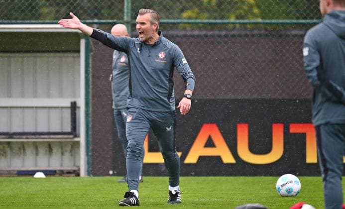 23 04 2025, xmohx, Fußball 2 Bundesliga, 1 FC Kaiserslautern Training v l Co Trainer Carsten Rump Kaiserslautern DFL DFB REGULATIONS PROHIBIT ANY USE OF PHOTOGRAPHS as IMAGE SEQUENCES and or QUASI VIDEO Kaiserslautern
