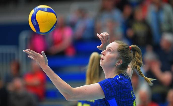 23 04 2025, Schwerins Britte Stuut serving, Volleyball, Bundesliga, Final round, Dresdner SC SSC Schwerin, c Dresden Germany