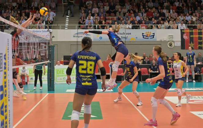 23 04 2025, Schwerins Elles Dambrink smashes, volleyball, Bundesliga, final round, Dresdner SC SSC Schwerin, c Dresden Germany