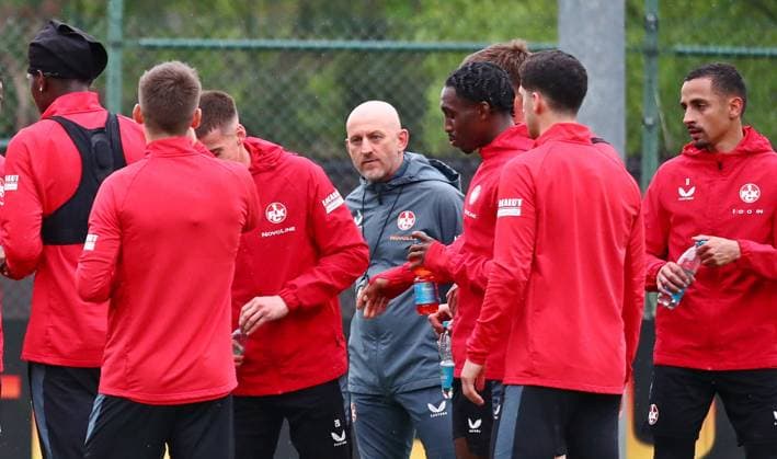 23 04 2025, xmohx, Fußball 2 Bundesliga, 1 FC Kaiserslautern Training v l Coach Torsten Lieberknecht Kaiserslautern at his first session as coach of 1 FC Kaiserslautern with a speech to the team DFL DFB REGULATIONS PROHIBIT ANY USE OF PHOTOGRAPHS as IMAGE SEQUENCES and or QUASI VIDEO Kaiserslautern