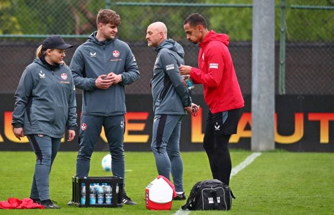 23 04 2025, xmohx, Fußball 2 Bundesliga, 1 FC Kaiserslautern Training v l Coach Torsten Lieberknecht at his first session as coach of 1 FC Kaiserslautern DFL DFB REGULATIONS PROHIBIT ANY USE OF PHOTOGRAPHS as IMAGE SEQUENCES and or QUASI VIDEO Kaiserslautern