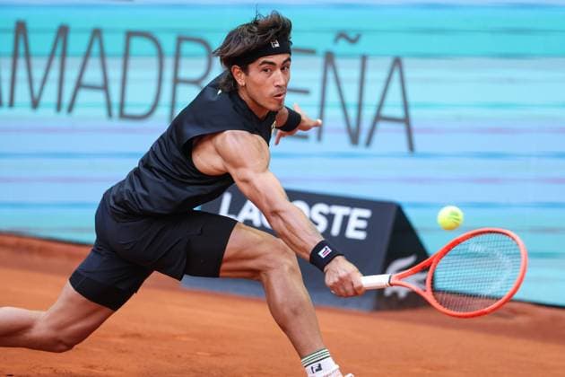 April 23, 2025, Madrid, Madrid, SPAIN: Francisco Comesana of Argentina in action against Pedro Martinez of Spain during the Mutua Madrid Open 2025, ATP, Tennis Herren Masters 1000 and WTA, Tennis Damen 1000, tennis tournament celebrated at Caja Magica on April 23, 2025 in Madrid, Spain. Madrid SPAIN - ZUMAa181 20250423_zaa_a181_264 Copyright: xIrinaxR.xHipolitox