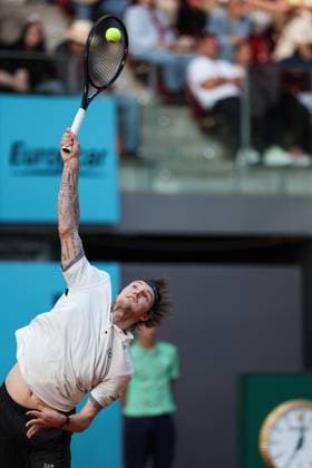 April 23, 2025, Madrid, Madrid, SPAIN: Alexander Bublik of Kazakhstan in action against Alex Michelsen of USA during the Mutua Madrid Open 2025, ATP, Tennis Herren Masters 1000 and WTA, Tennis Damen 1000, tennis tournament celebrated at Caja Magica on April 23, 2025 in Madrid, Spain. Madrid SPAIN - ZUMAa181 20250423_zaa_a181_304 Copyright: xIrinaxR.xHipolitox
