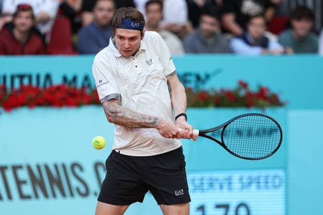 April 23, 2025, Madrid, Madrid, SPAIN: Alexander Bublik of Kazakhstan in action against Alex Michelsen of USA during the Mutua Madrid Open 2025, ATP, Tennis Herren Masters 1000 and WTA, Tennis Damen 1000, tennis tournament celebrated at Caja Magica on April 23, 2025 in Madrid, Spain. Madrid SPAIN - ZUMAa181 20250423_zaa_a181_310 Copyright: xIrinaxR.xHipolitox