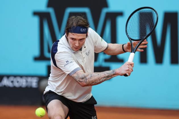 April 23, 2025, Madrid, Madrid, SPAIN: Alexander Bublik of Kazakhstan in action against Alex Michelsen of USA during the Mutua Madrid Open 2025, ATP, Tennis Herren Masters 1000 and WTA, Tennis Damen 1000, tennis tournament celebrated at Caja Magica on April 23, 2025 in Madrid, Spain. Madrid SPAIN - ZUMAa181 20250423_zaa_a181_314 Copyright: xIrinaxR.xHipolitox