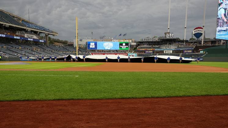 MLB, Baseball Herren, USA 2025: Rockies Vs Royals APR 23 April 23, 2025: The Kansas City Royals ground crew covers the field due to a weather delay before the first pitch of the game between the Kansas City Royals and Colorado Rockies at Kauffman Stadium in Kansas City, MO. David Smith CSM (Credit Image: Â David Smith Cal Media) Kansas City Mo United States of America EDITORIAL USE ONLY Copyright: xx ZUMA-20250423_zma_c04_001.jpg DavidxSmithx csmphotothree377788