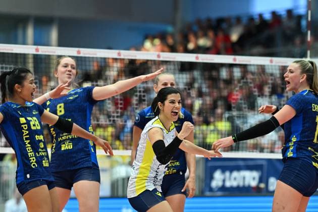 Patricia Llabres Herrera SSC Palmberg Schwerin, 13 cheers together with her team Dresdner SC vs SSC Palmberg Schwerin, 1 Volleyball Bundesliga Women, Season 2024 2025, 23 04 2025 Dresdner SC vs SSC Palmberg Schwerin, 1 Volleyball Bundesliga Women, Season 2024 2025, 23 04 2025 Dresden Copyright: xEibner-Pressefoto xHoepnerx EP_PHR