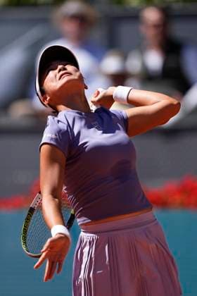 April 24, 2025, Madrid, Madrid, Spain: Alexandra Eala of Philippines in action against Iga Swiatek of Poland during the Mutua Madrid Open 2025, ATP, Tennis Herren Masters 1000 and WTA, Tennis Damen 1000 tennis tournament, celebrated at Caja Magica on April 24, 2025 in Madrid, Spain. Madrid Spain - ZUMAa181 20250424_zaa_a181_167 Copyright: xOscarxJ.xBarrosox
