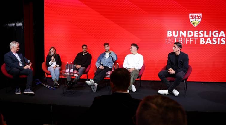 BAU 24 04 2025 Stuttgart Football Talk Format Bundesliga meets Basis , from l to r host Tom Bartels, referee Melissa Joos, referee Kadir Yagci, Atakan Karazor captain VfB Stuttgart , Leon Pachonick captain ABV Stuttgart , referee Deniz Aytekin