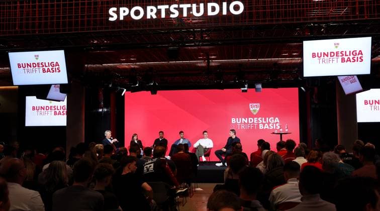 BAU 24 04 2025 Stuttgart Football Talk Format Bundesliga meets Basis , from l to r host Tom Bartels, referee Melissa Joos, referee Kadir Yagci, Atakan Karazor captain VfB Stuttgart , Leon Pachonick captain ABV Stuttgart , referee Deniz Aytekin