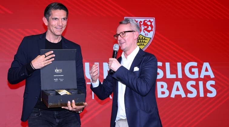 BAU 24 04 2025 Stuttgart Football Talk Format Bundesliga meets grassroots , f l Referee Deniz Aytekin receives the Stuttgart Gin as a gift from CEO Alexander Wehrle VfB Stuttgart