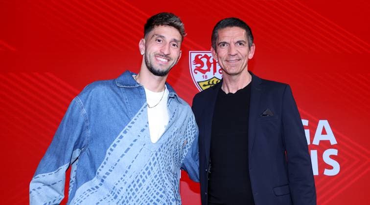 BAU 24 04 2025 Stuttgart Football Talk Format Bundesliga meets Basis , Atakan Karazor Captain VfB Stuttgart with the referee Deniz Aytekin