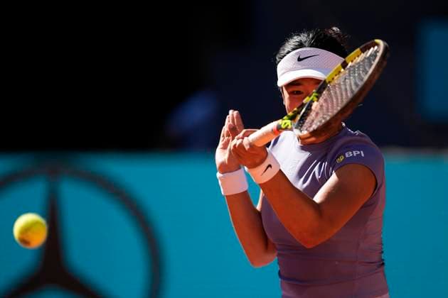 April 24, 2025, Madrid, Madrid, Spain: Alexandra Eala of Philippines in action against Iga Swiatek of Poland during the Mutua Madrid Open 2025, ATP, Tennis Herren Masters 1000 and WTA, Tennis Damen 1000 tennis tournament, celebrated at Caja Magica on April 24, 2025 in Madrid, Spain. Madrid Spain - ZUMAa181 20250424_zaa_a181_198 Copyright: xOscarxJ.xBarrosox
