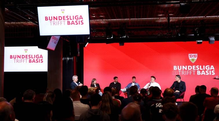 BAU 24 04 2025 Stuttgart Football Talk Format Bundesliga meets Basis , from l to r host Tom Bartels, referee Melissa Joos, referee Kadir Yagci, Atakan Karazor captain VfB Stuttgart , Leon Pachonick captain ABV Stuttgart , referee Deniz Aytekin