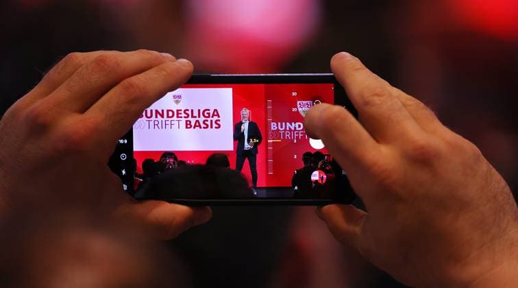 BAU 24 04 2025 Stuttgart Football Talk Format Bundesliga meets Basis , Feature, a photo is taken with the smartphone