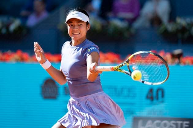 Mutua Madrid Open 2025 Alexandra Eala of the Philippines plays a forehand against Iga Swiatek of Poland in the second round match of the Mutua Madrid Open 2025 tournament celebrated at La Caja Magica on April 24, 2025 in Madrid, Spain. Madrid La Caja Magica Madrid Spain Copyright: xAlbertoxGardinx AGardin_20250424_Mutua_Madrid_Open_0140
