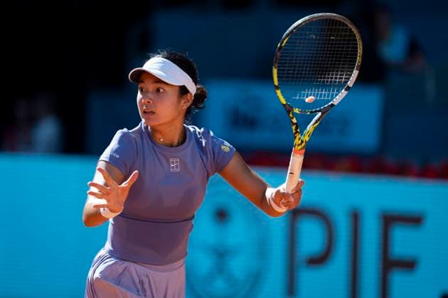 Mutua Madrid Open 2025 Alexandra Eala of the Philippines looks on against Iga Swiatek of Poland in the second round match of the Mutua Madrid Open 2025 tournament celebrated at La Caja Magica on April 24, 2025 in Madrid, Spain. Madrid La Caja Magica Madrid Spain Copyright: xAlbertoxGardinx AGardin_20250424_Mutua_Madrid_Open_0151