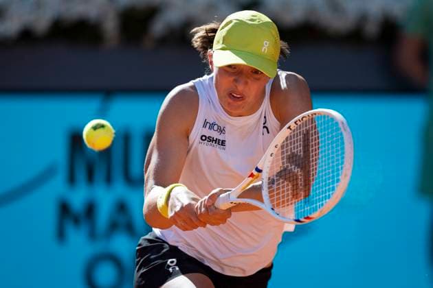 Mutua Madrid Open 2025 Iga Swiatek of Poland plays a forehand against Alexandra Eala of the Philippines in the second round match of the Mutua Madrid Open 2025 tournament celebrated at La Caja Magica on April 24, 2025 in Madrid, Spain. Madrid La Caja Magica Madrid Spain Copyright: xAlbertoxGardinx AGardin_20250424_Mutua_Madrid_Open_0152