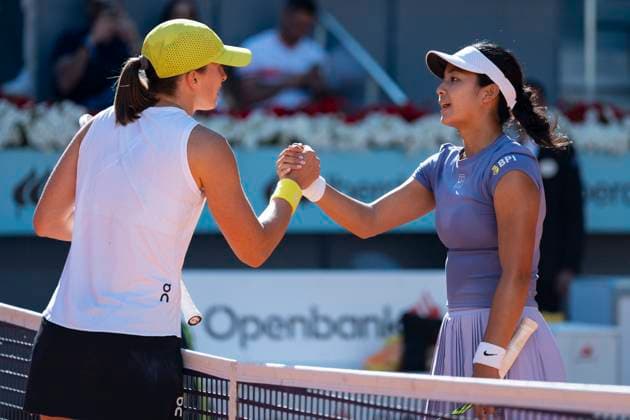 Mutua Madrid Open 2025 Iga Swiatek of Poland (L) greets Alexandra Eala of the Philippines (R) at the end of the second round match of the Mutua Madrid Open 2025 tournament celebrated at La Caja Magica on April 24, 2025 in Madrid, Spain. Madrid La Caja Magica Madrid Spain Copyright: xAlbertoxGardinx AGardin_20250424_Mutua_Madrid_Open_0163