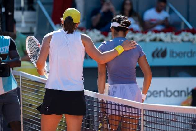 Mutua Madrid Open 2025 Iga Swiatek of Poland (L) greets Alexandra Eala of the Philippines (R) at the end of the second round match of the Mutua Madrid Open 2025 tournament celebrated at La Caja Magica on April 24, 2025 in Madrid, Spain. Madrid La Caja Magica Madrid Spain Copyright: xAlbertoxGardinx AGardin_20250424_Mutua_Madrid_Open_0164