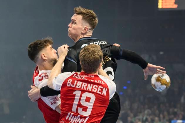 Bilder des Jahres 2025, Sport 04 April Sport Themen der Woche KW17 im Bild v.l.: Lasse Andersson (Fuechse Berlin, 11), Kristian Bjornsen (Aalborg Handbold, 19), Zweikampf, Action, Kampf, kaempft um den Ball, GER, Berlin, Handball, Fuechse Berlin vs Aalborg Handbold, HF Champions-League, in der Max Schmeling Halle, 24.04.2025, *** in the picture from left Lasse Andersson Fuechse Berlin, 11 , Kristian Bjornsen Aalborg Handbold, 19 , duel, action, fight, fights for the ball, GER, Berlin, handball, Fuechse Berlin vs Aalborg Handbold, HF Champions League, in the Max Schmeling Halle, 24 04 2025, Copyright: HMBxMedia UwexKoch