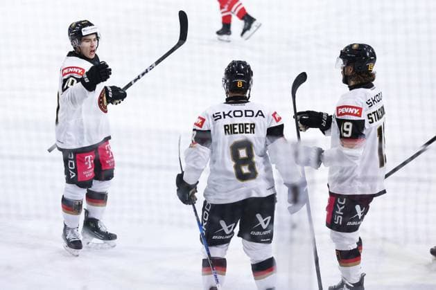 Ice hockey, Eishockey - AUT vs GER, test match ZELL AM SEE,AUSTRIA,24.APR.25 - ICE HOCKEY - OEEHV, Oesterreichischer Eishockeyverband, international test match, Austria vs Germany. Image shows the rejoicing of Alexander Ehl, Tobias Rieder and scorer Woiciech Stachowiak (GER).  GEPAxpictures xDavidxGeieregger