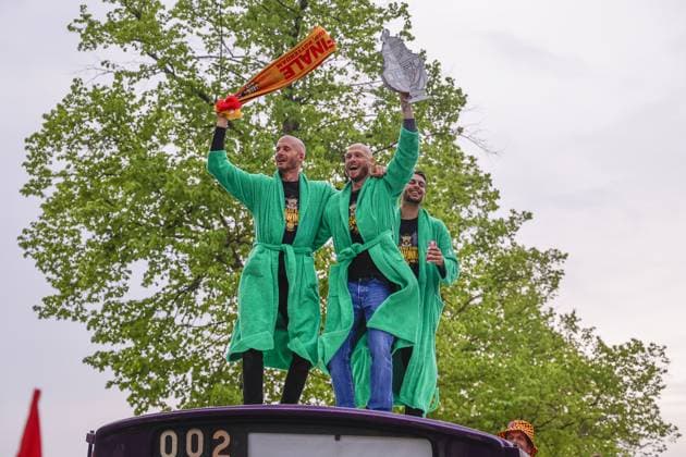 DEVENTER, IJsselkade, 23-04-2025 , season 2024 2025 , Dutch TOTO KNVB Beker. Players and staff of Go Ahead Eagles are honored for winning the TOTO KNVB Cup, GA Eagles trainer coach Paul Simonis GA Eagles player Gerrit Nauber GA Eagles player Enric Llansana Tribute Go Ahead Eagles after winning KNVB Cup  x28903045x Copyright: