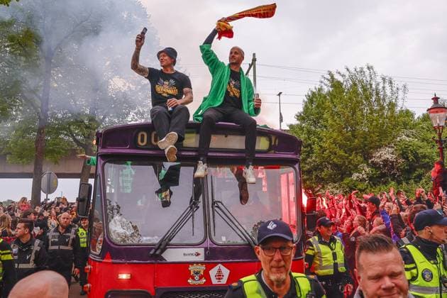 DEVENTER, IJsselkade, 23-04-2025 , season 2024 2025 , Dutch TOTO KNVB Beker. Players and staff of Go Ahead Eagles are honored for winning the TOTO KNVB Cup, GA Eagles player Victor Edvardsen GA Eagles trainer coach Paul Simonis Tribute Go Ahead Eagles after winning KNVB Cup  x28903048x Copyright: