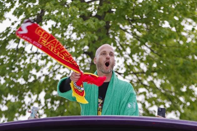 DEVENTER, IJsselkade, 23-04-2025 , season 2024 2025 , Dutch TOTO KNVB Beker. Players and staff of Go Ahead Eagles are honored for winning the TOTO KNVB Cup, GA Eagles trainer coach Paul Simonis Tribute Go Ahead Eagles after winning KNVB Cup  x28903110x Copyright: