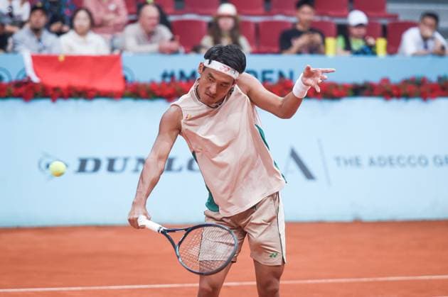 (250425) -- MADRID, April 25, 2025 -- Bu Yunchaokete hits a return during the Round of 128 match between Bu Yunchaokete of China and Jacob Fearnley of Britain at the Mutua Madrid Open tennis tournament in Madrid, Spain, April 24, 2025. (Photo by Xinhua) (SP)SPAIN-MADRID-TENNIS-MADRID OPEN-MEN S SINGLES GustavoxValiente 