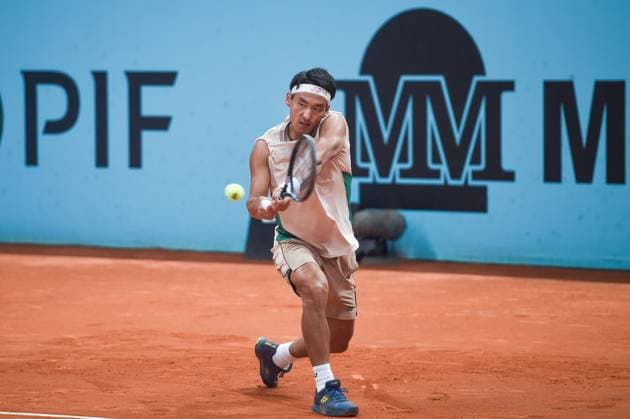 Sport Bilder des Tages (250425) -- MADRID, April 25, 2025 -- Bu Yunchaokete hits a return during the Round of 128 match between Bu Yunchaokete of China and Jacob Fearnley of Britain at the Mutua Madrid Open tennis tournament in Madrid, Spain, April 24, 2025. (Photo by Xinhua) (SP)SPAIN-MADRID-TENNIS-MADRID OPEN-MEN S SINGLES GustavoxValiente 