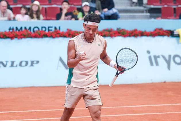 (250425) -- MADRID, April 25, 2025 -- Bu Yunchaokete celebrates during the Round of 128 match between Bu Yunchaokete of China and Jacob Fearnley of Britain at the Mutua Madrid Open tennis tournament in Madrid, Spain, April 24, 2025. (Photo by Xinhua) (SP)SPAIN-MADRID-TENNIS-MADRID OPEN-MEN S SINGLES GustavoxValiente 