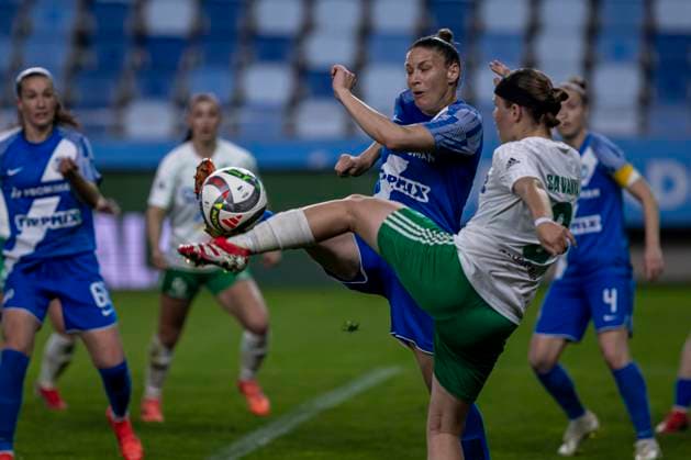 Simple Hungarian Women s CUP Final 2025 Csilla Savanya of ETO FC Gyor competes for the ball during the match at the Simple Hungarian Women CUP Final 2025 at New Hidegkuti Nandor Stadium in Budapest, Hungary, on April 24, 2025. Budapest Hungary  Copyright: xRobertxSzaniszlox originalFilename:szaniszlo-notitle250424_npX4R.jpg