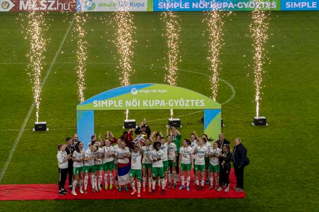 Simple Hungarian Women s CUP Final 2025 Players of ETO FC Gyor celebrate their victory with the trophy after the match at the Simple Hungarian Women CUP Final 2025 at New Hidegkuti Nandor Stadium in Budapest, Hungary, on April 24, 2025. Budapest Hungary  Copyright: xRobertxSzaniszlox originalFilename:szaniszlo-notitle250424_npWuM.jpg