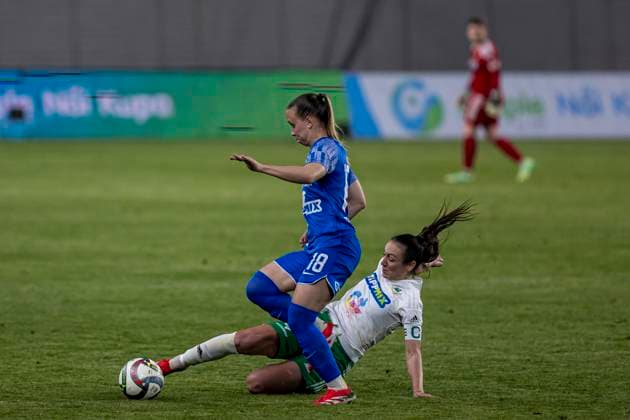 Simple Hungarian Women s CUP Final 2025 Barbara Biro of ETO FC Gyor competes for the ball during the match at the Simple Hungarian Women CUP Final 2025 at New Hidegkuti Nandor Stadium in Budapest, Hungary, on April 24, 2025. Budapest Hungary  Copyright: xRobertxSzaniszlox originalFilename:szaniszlo-notitle250424_npZa5.jpg